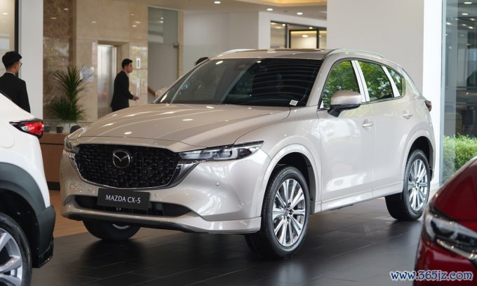 Mẫu CX-5 tại đại lý Mazda ở Bình Dương. Ảnh: Phạm Trung