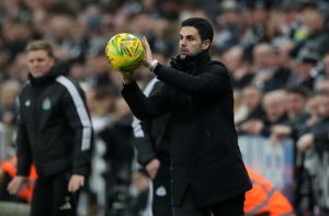 CĐV Newcastle chế giễu HLV Arteta vì đổ lỗi… cho quả bóng